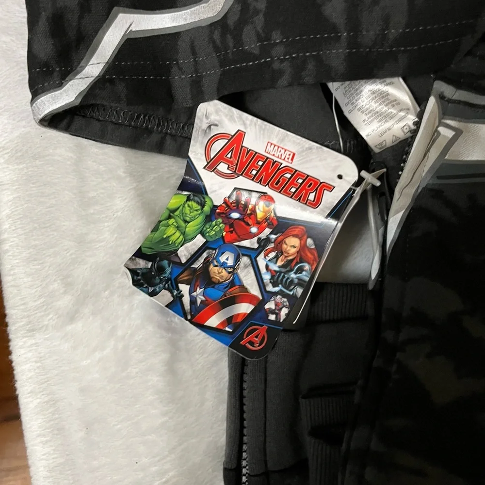 Avengers NEW Kids hoodie. NWT.   W4
